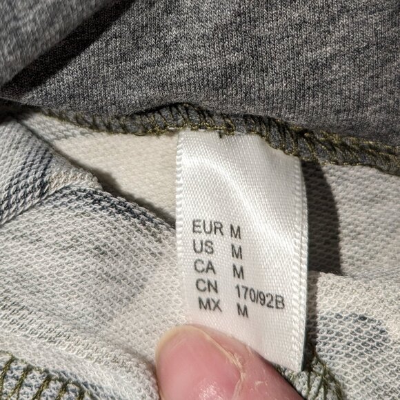 Drawstring camo shorts NWT size medium - Picture 4 of 4